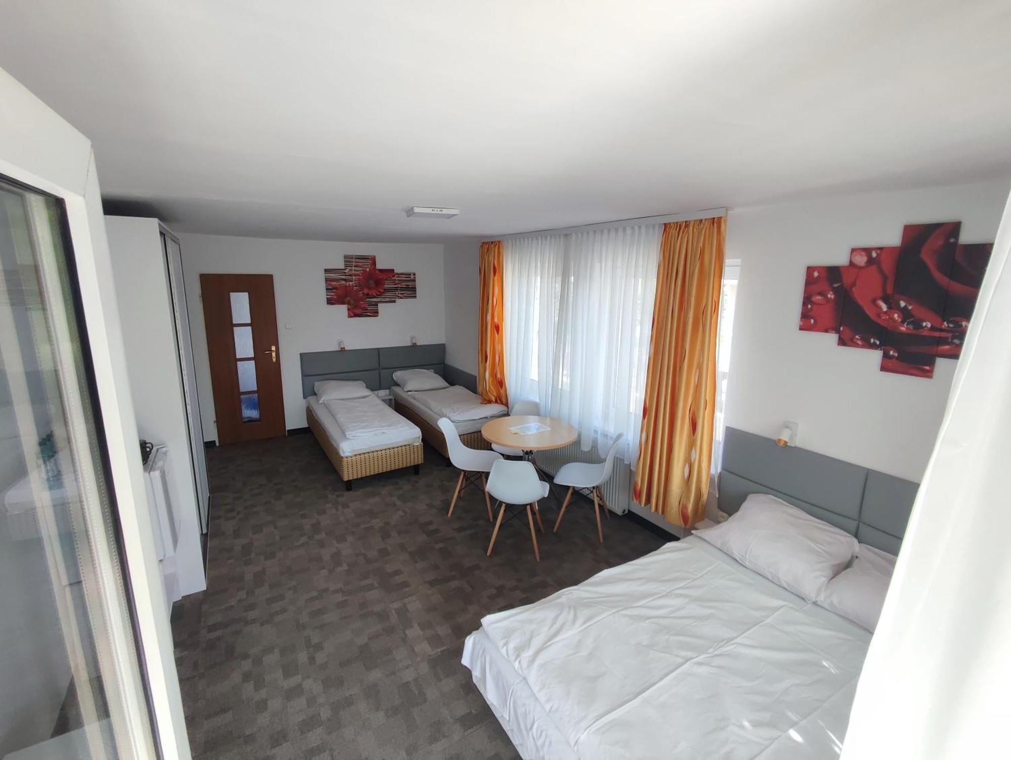 Elizabeth Apartment Rewal Room photo